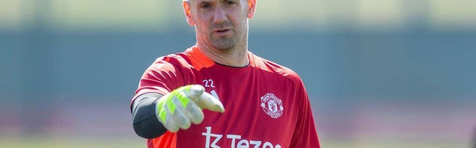 曼联39岁老门将同意续约做陪练！多纳鲁马用红魔抬价，不卖奥纳纳难签大牌