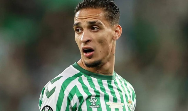 安东尼留守西甲受阻，高额转会费成为障碍，法布雷加斯抛出橄榄枝