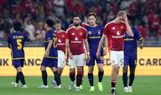 曼联0-1连友谊赛都无缘夺冠！阿莫林怒斥球员没斗志，呼吁球迷多嘘本队